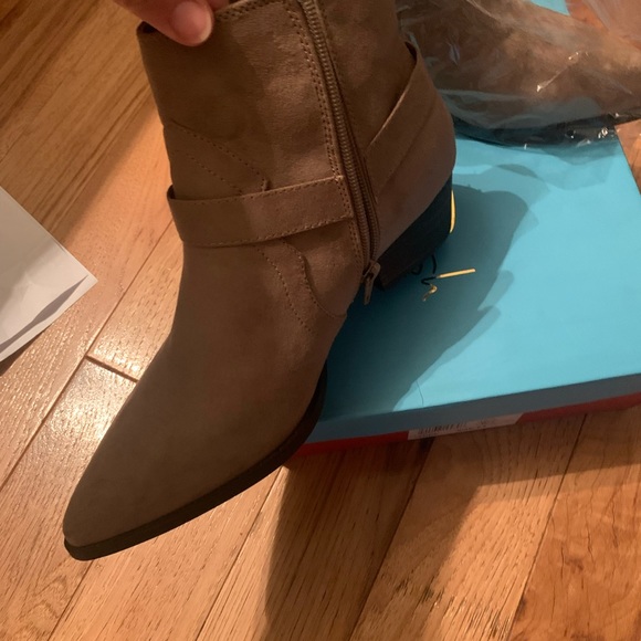 Brand new, never worn, still in box size 8.5, fits like an 8. - Picture 3 of 5